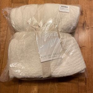 New Barefoot Dreams cream/white blanket